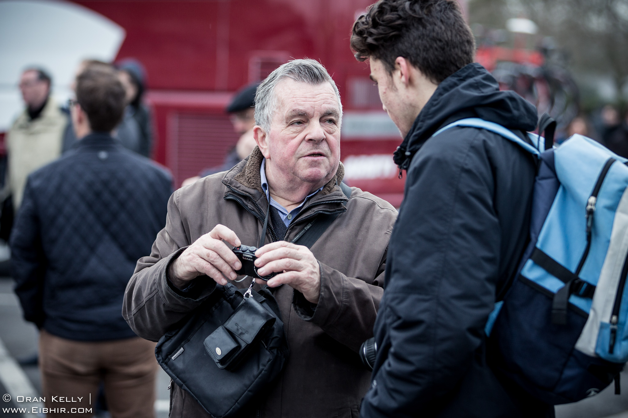 2016_Driedaagse De Panne-Koksijde_Stage3a, Belgian Fans, Discussing the photo,  Depart