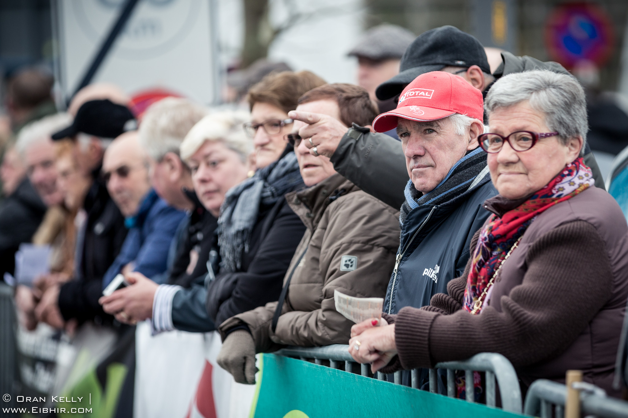 2016_Driedaagse De Panne-Koksijde_Stage3a, Belgian Fans, Depart, The Belgians looking and pointing, a national passtime.